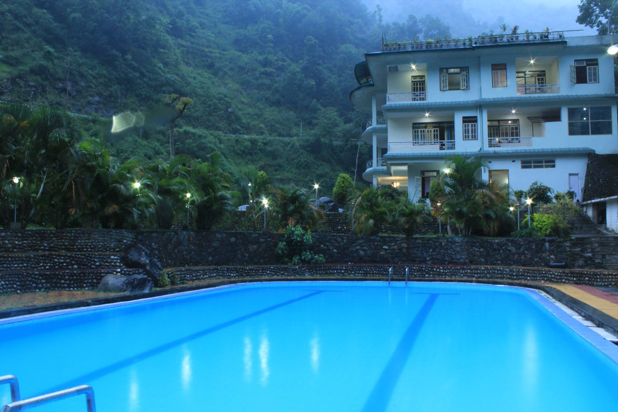 A Journey into the Past Our resort is designed to immerse you in the simplicity and beauty of life as it was in the Stone Age. From traditional stone-built cottages to rustic wooden lodges, every detail has been carefully crafted to reflect the ancient world. Wander through our village, where you can experience prehistoric life with hands-on activities, natural materials, and a focus on sustainable living.